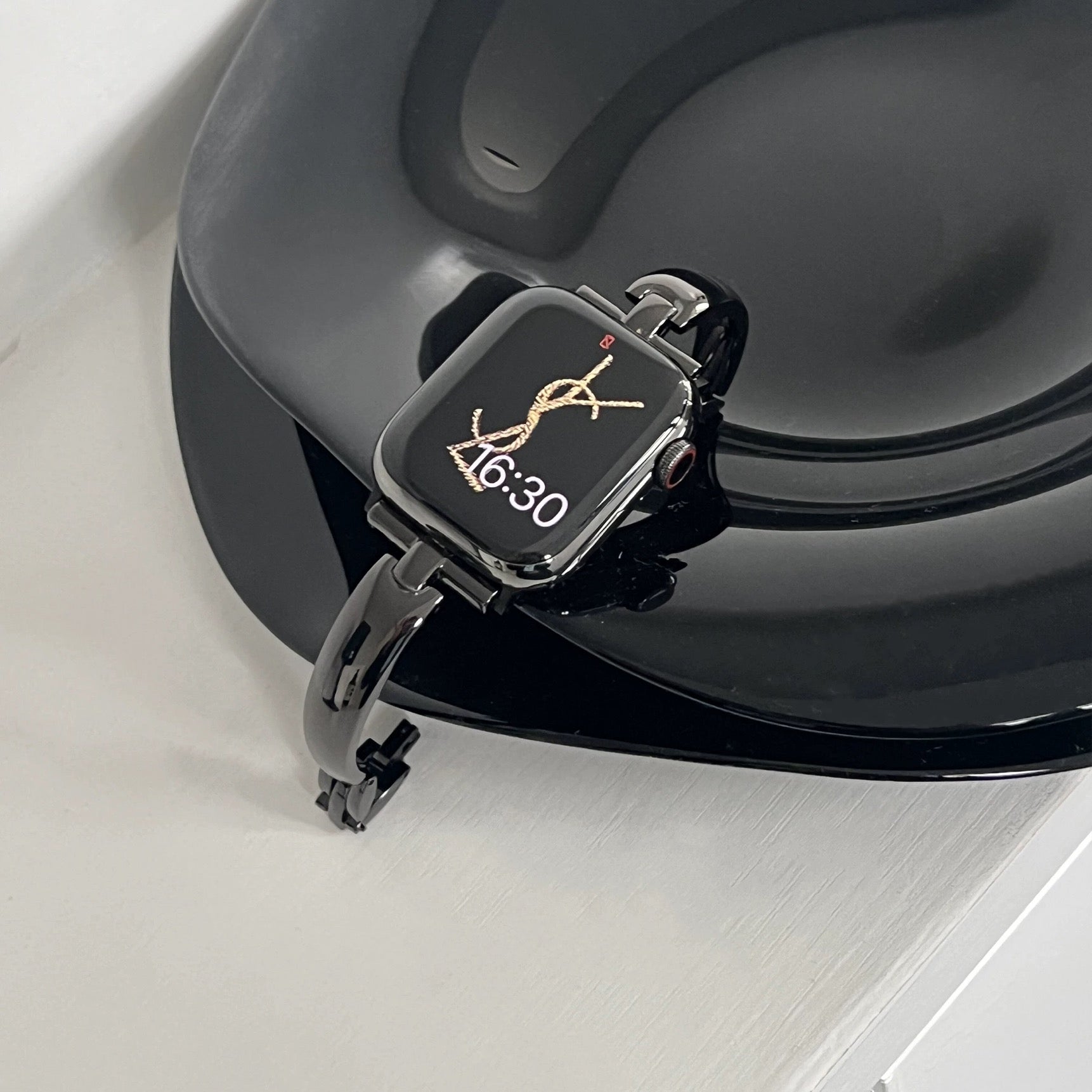 Minimalist Bracelet-Style Metal Strap for Premium Apple Watch