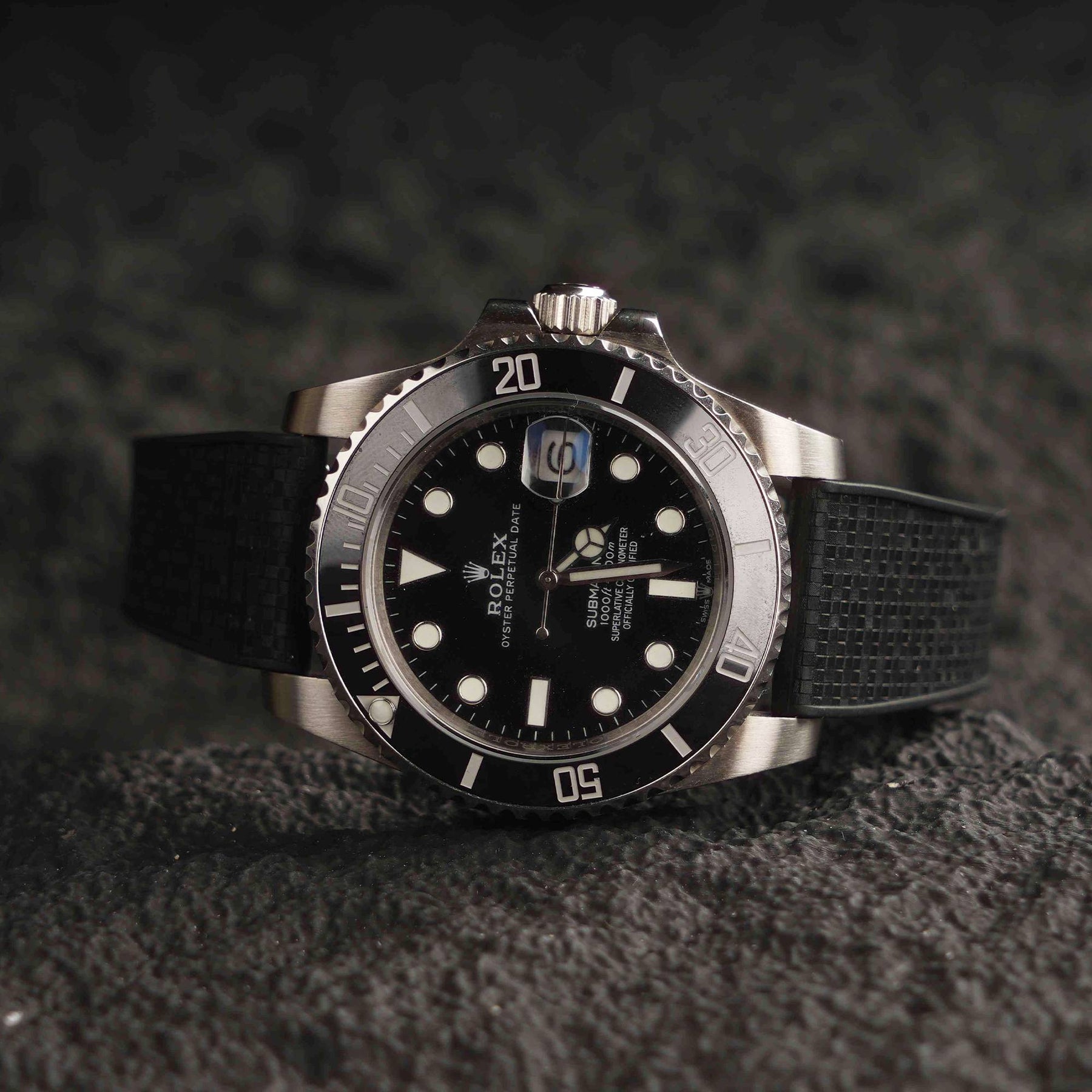 【GRID-FKM】Space Black DAI-EL™ Checkered CTS Rubber Strap