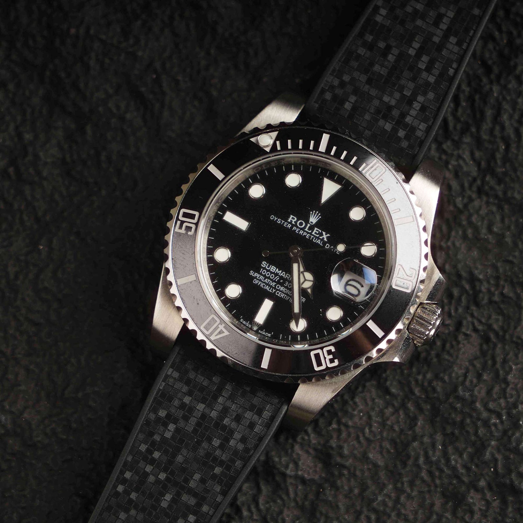 【GRID-FKM】Space Black DAI-EL™ Checkered CTS Rubber Strap