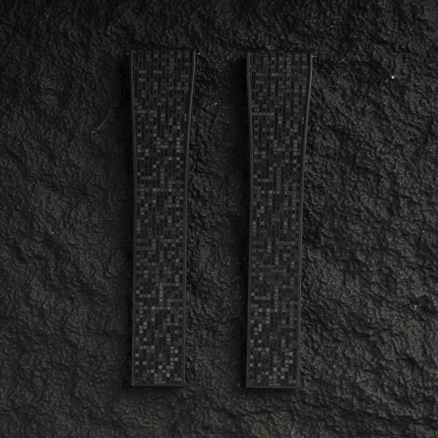 【GRID-FKM】Space Black DAI-EL™ Checkered CTS Rubber Strap
