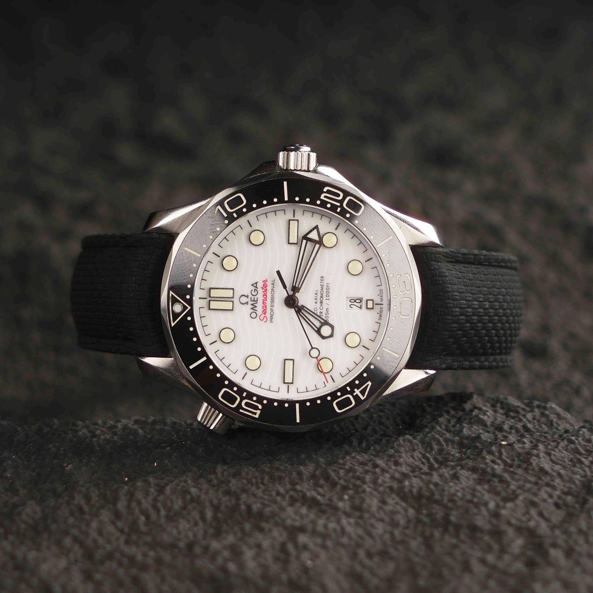 【SAILCLOTH-FKM】Space Black DAI-EL™ Curved-end CTS Rubber Strap